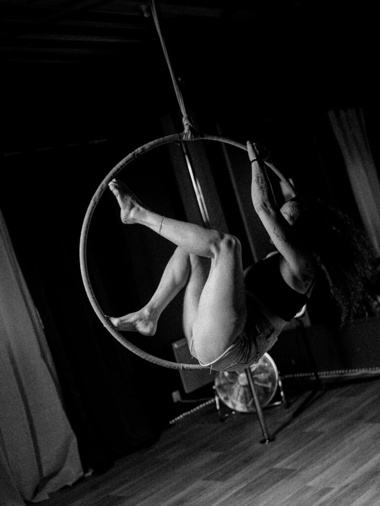 Figure de cerceau aérien chez Demon spin, cole de pole dance 91