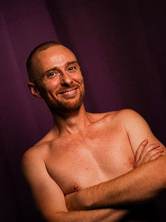 Portrait professeur de pole dance chez Demon Spin, école de pole dance 91