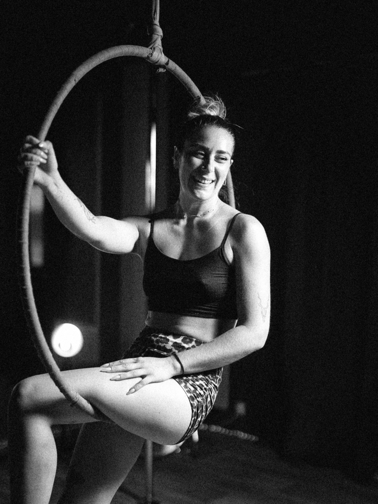 Professeure de cerceau aérien chez Demon Spin, école de pole dance 91