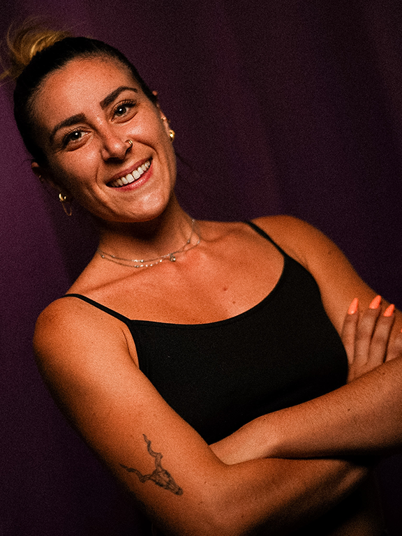 Portrait professeure de cerceau chez Demon Spin, école de pole dance 91