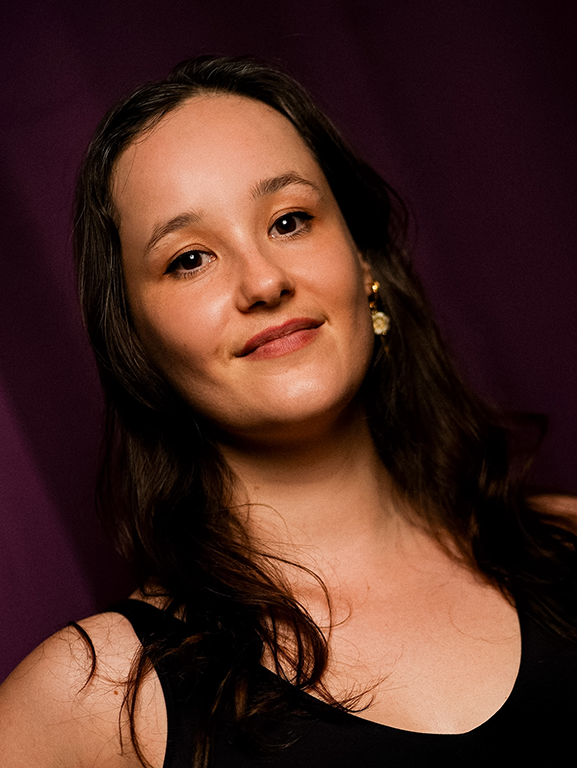 Portrait d'élève chez Demon spin, école de pole dance 91, pour témoignage client