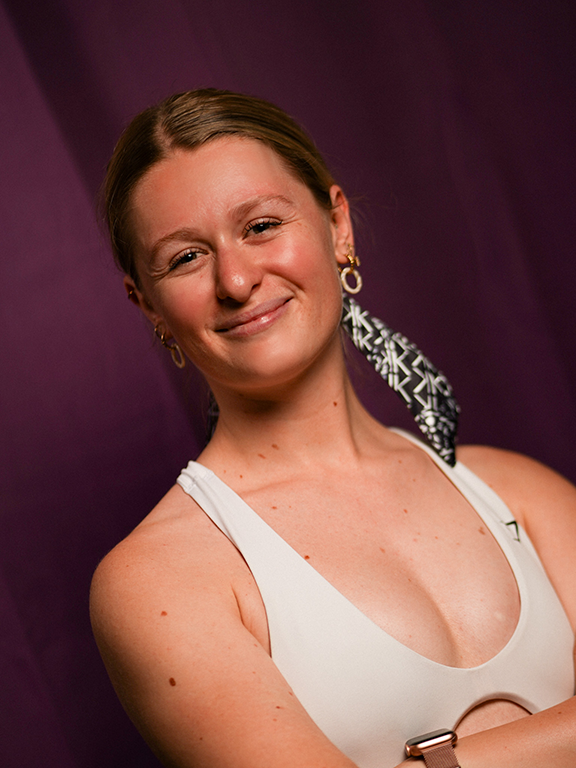 Portrait d'élève chez Demon spin, école de pole dance 91, pour témoignage client