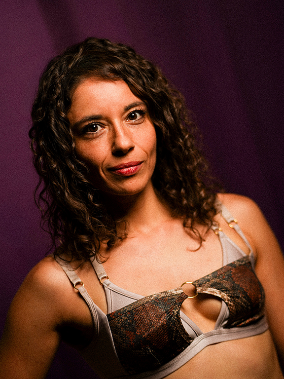 Portrait professeure de pole dance chez Demon Spin, école de pole dance 91