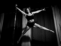 Professeure de pole dance réalisant un combo dynamique chez Démon Spin, école de pole dance 91